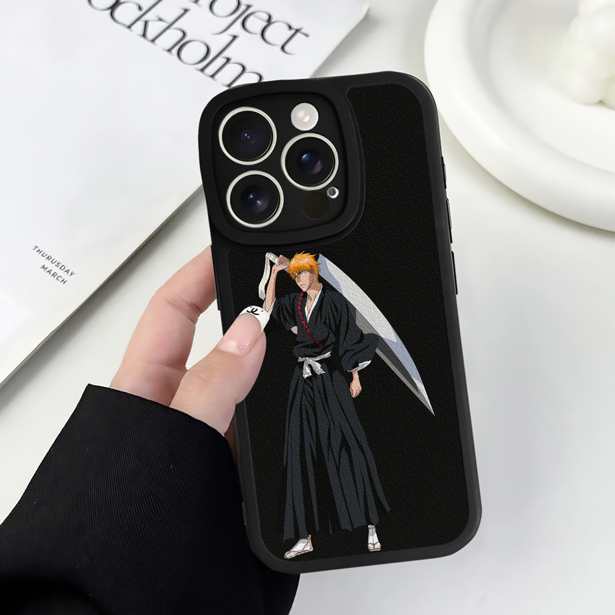 （画像用） ブリーチ 黒崎一護（くろさき いちご）BLEACH Kurosaki Ichigo 【iPhone 16シリーズ対応】シリコンスマホケース（レザー調） 材質：シリコン